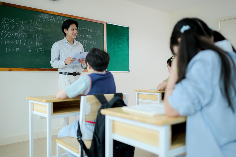 Giáo viên, thầy giáo, nhà giáo Việt Nam, học trò, dạy học, lớp học, teacher, male teacher, Vietnamese educator, student, teaching, class - Aley 6
