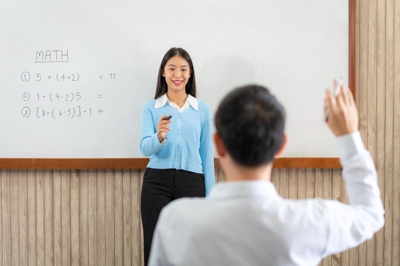 Giáo viên,cô giáo, nhà giáo Việt Nam, học trò, dạy học, lớp học, teacher, female teacher, Vietnamese educator, student, teaching, class - Aley 4