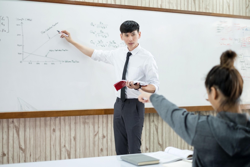 Giáo viên, thầy giáo, nhà giáo Việt Nam, học trò, dạy học, lớp học, teacher, male teacher, Vietnamese educator, student, teaching, class - Aley 3