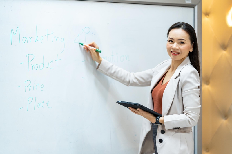 Giáo viên,cô giáo, nhà giáo Việt Nam, học trò, dạy học, lớp học, teacher, female teacher, Vietnamese educator, student, teaching, class - Aley 8