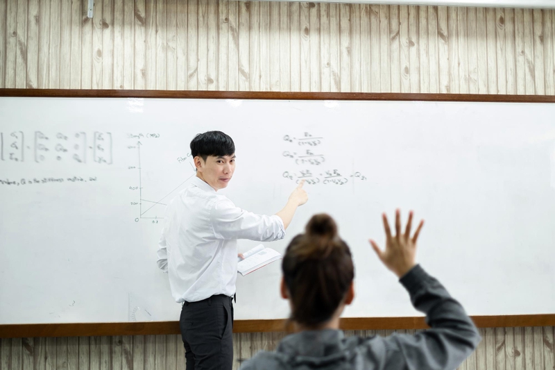 Giáo viên, thầy giáo, nhà giáo Việt Nam, học trò, dạy học, lớp học, teacher, male teacher, Vietnamese educator, student, teaching, class - Aley