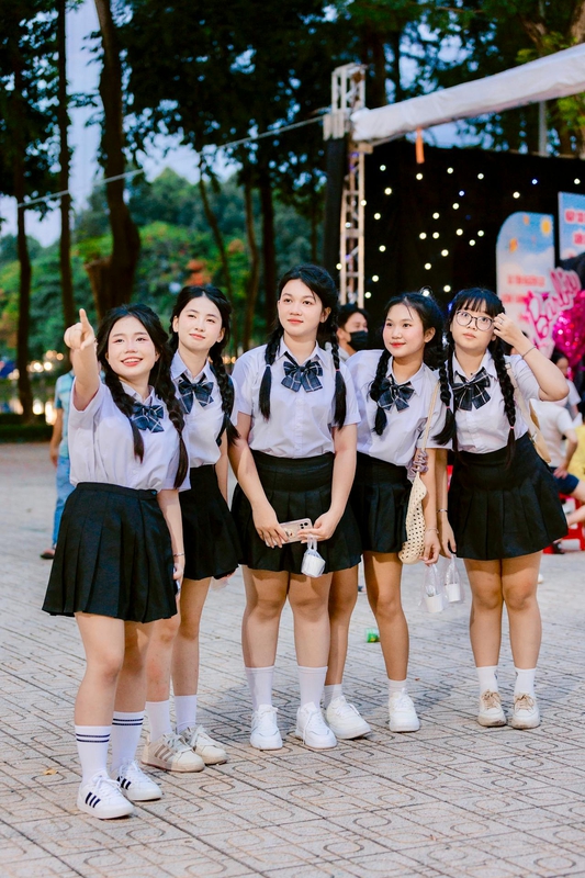 Học sinh, kỷ yếu, bạn nữ, bạn bè, kỷ niệm, students, yearbook, female friends, friends, memories - Nguyễn Tiến Thịnh 2
