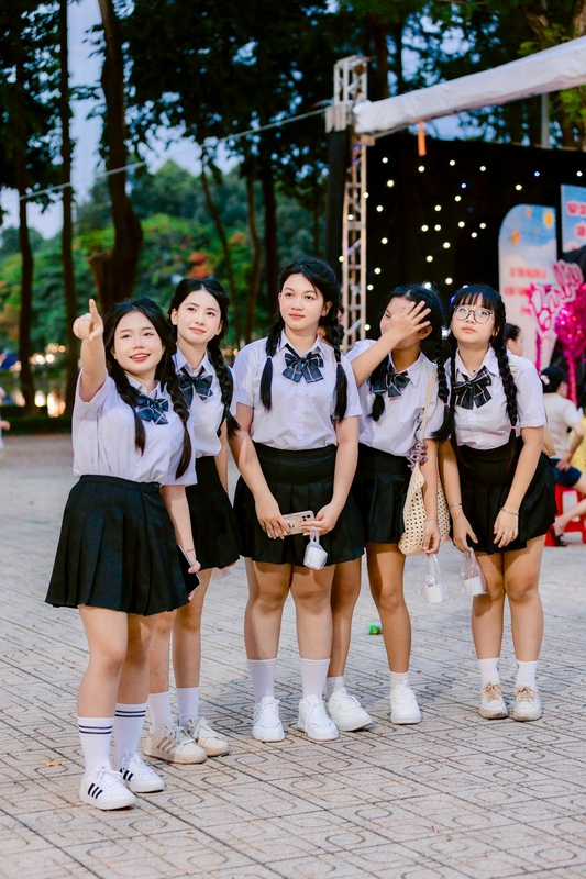 Học sinh, kỷ yếu, bạn nữ, bạn bè, kỷ niệm, students, yearbook, female friends, friends, memories - Nguyễn Tiến Thịnh 1