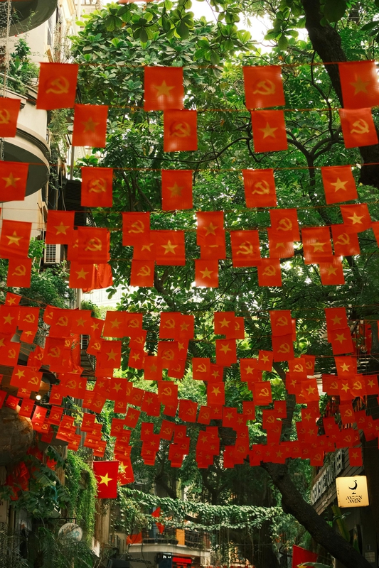Lá cờ Việt nam, flag, Hà Nội, khung cảnh Việt, góc hẻm Hà Nội, Hanoi streets, alley corner, Việt Nam - Thuan Pham 12
