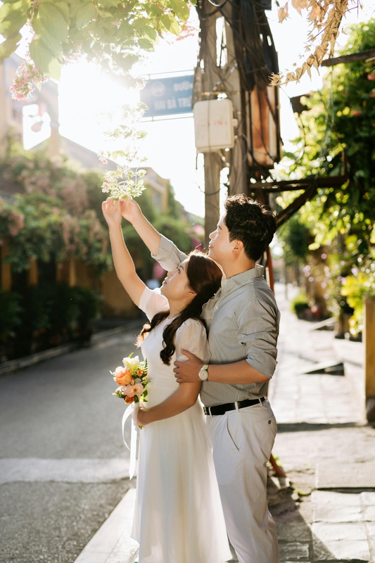 Cặp đôi, couple, nam nữ, tình yêu, chụp ảnh, Hội An, phố cổ, nắng vàng,Việt Nam - Trần Long 10