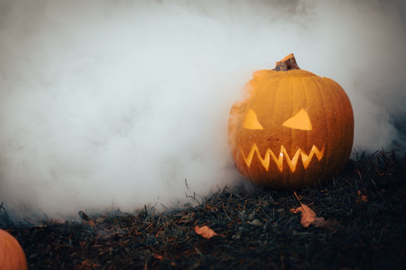 Bí đỏ, trang trí halloween, lễ hội, ánh đèn, đêm tối, điêu khắc, kinh dị, halloween decoration, festival, lights, dark, sculpture, horror  - pixabay 2