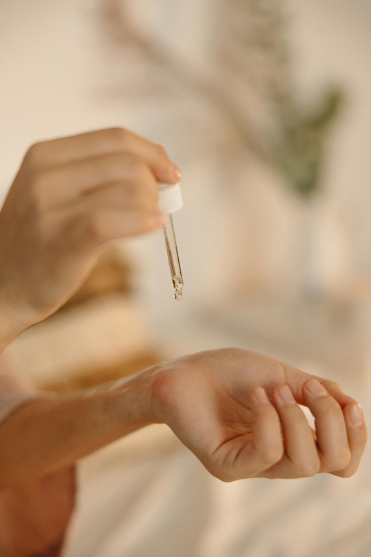 Mỹ phẩm, cosmetic, làm đẹp, beauty, mẫu tay, bàn tay, hands, sản phẩm, quảng cáo - Yaroslav Shuraev