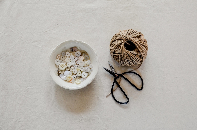 Cuồn chỉ, len, cúc áo, thread, wool, buttons- hudsoncrafted