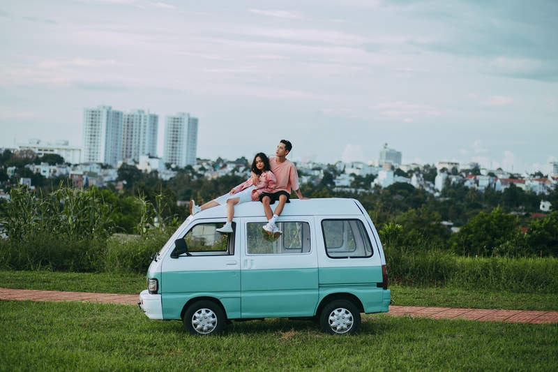 Cặp đôi, thanh xuân, tuổi trẻ, xe, màu hồng, hoàng hôn, couple, youth, young people, car, pink, sunset- Jupilu
