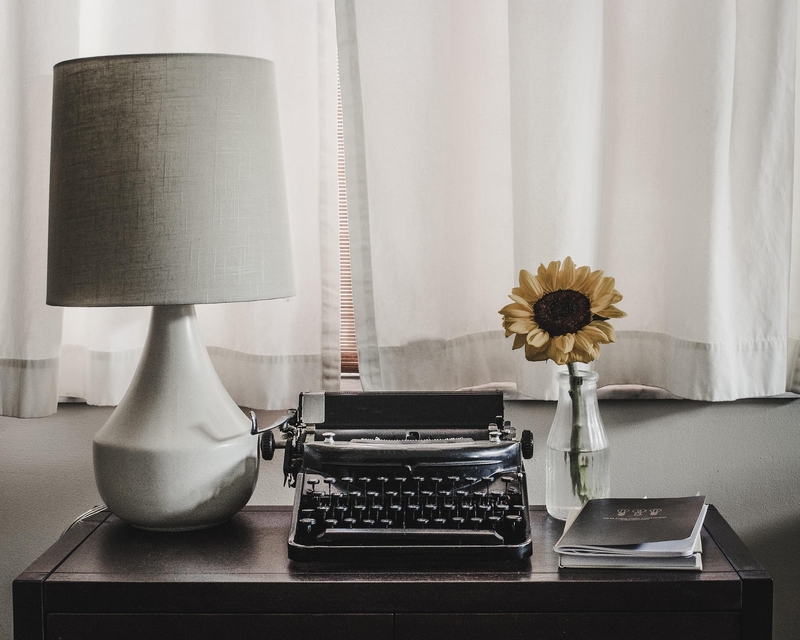 Bàn, sách, đèn học, bình hoa, desk, table, books, lamp, vase- hudsoncrafted