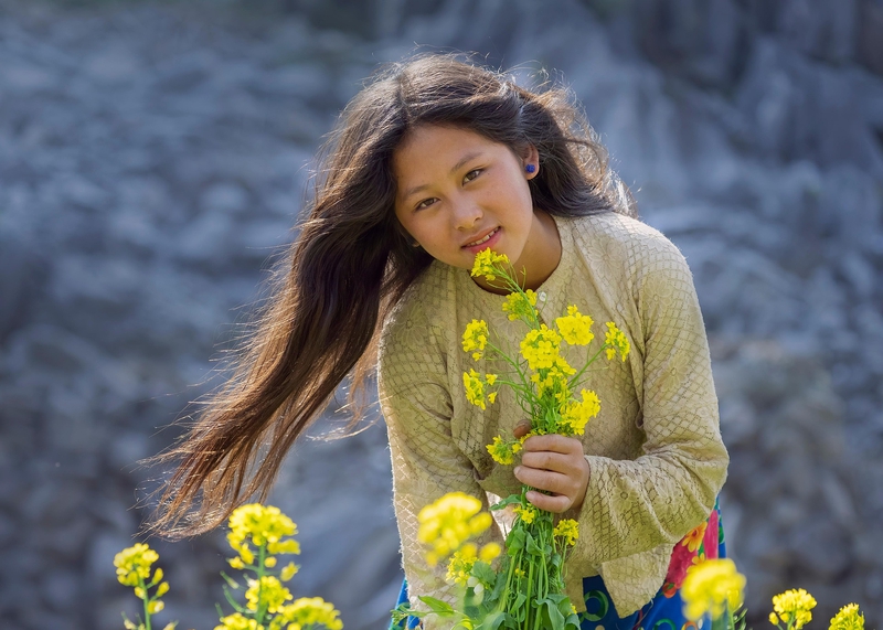 Cô gái, hoa cải, sương mù, đồng cỏ,Girl, rape flower, fog, meadow- ThuyHaBich 8