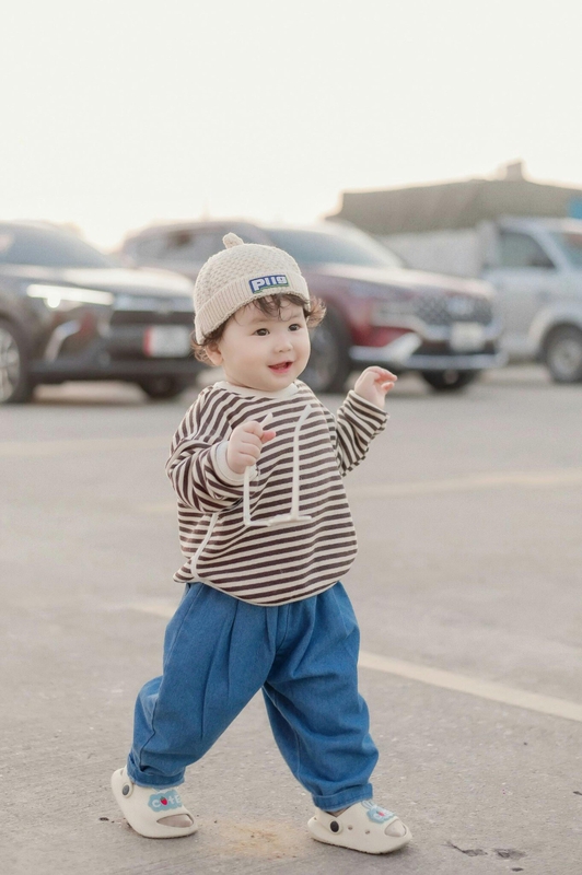 Em bé, trẻ em, con gái, girl, kids, chụp ảnh, vui vẻ- Mochi mochi