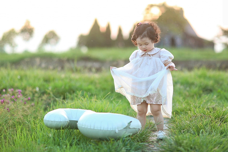 Em bé, trẻ em, con gái, girl, kids, chụp ảnh, vui vẻ- Mochi mochi