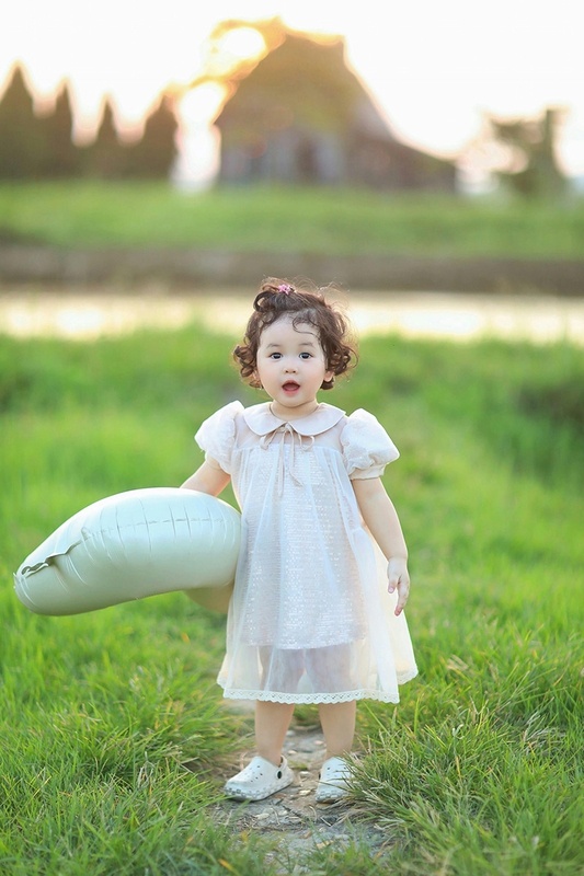 Em bé, trẻ em, con gái, girl, kids, chụp ảnh, vui vẻ- Mochi mochi