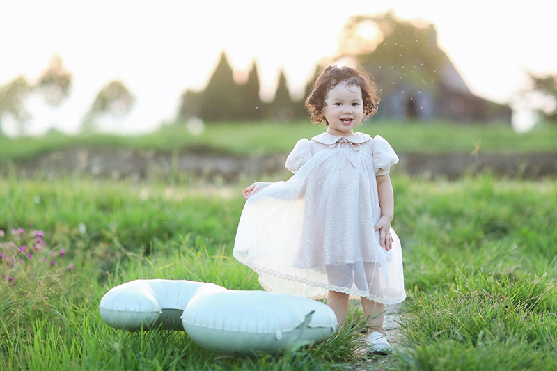 Em bé, trẻ em, con gái, girl, kids, chụp ảnh, vui vẻ- Mochi mochi