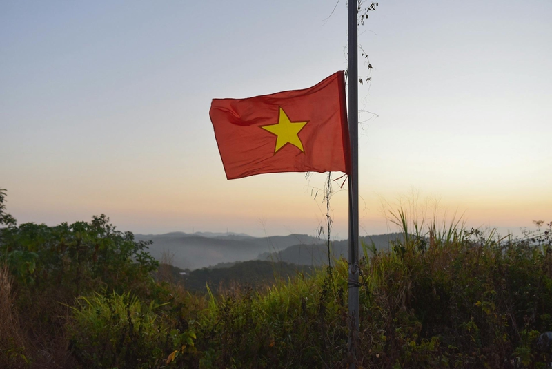 Lá cờ, Việt Nam, núi, mây, flag, mountains, clouds- C.T. PHAT