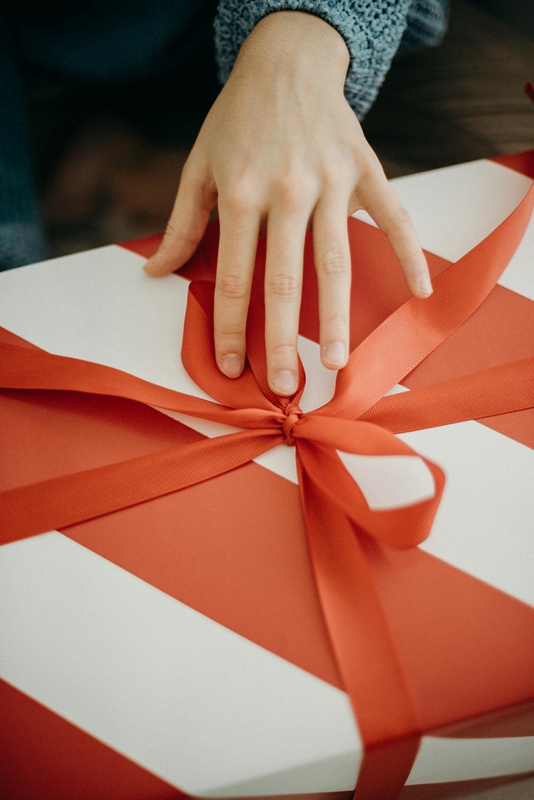 Hộp quà, màu đỏ, quà giáng sinh, nơ, gift box, red, Christmas gift, bow - cottonbro studio