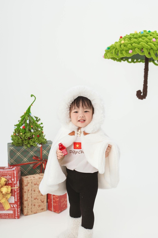 Em bé, trẻ em, bé gái, chụp giáng sinh, hộp quà, baby, children, girls, Christmas photography, gift boxes - Foden Nguyen
