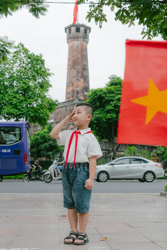 Bé trai, cờ, cột cờ, Việt Nam, em bé, boy, flag, Vietnam flagpole, children- HONG SON 1