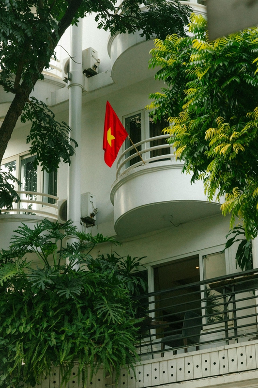 Khách sạn, ban công, tòa nhà, cờ đỏ, quốc kỳ, hotel, balcony, building, flag, national flag- HONG SON