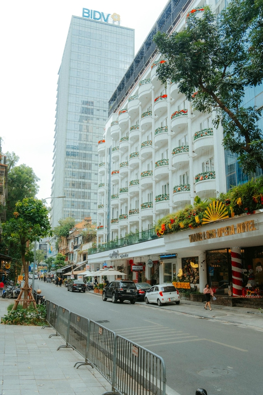 Khách sạn, ban công, tòa nhà, cờ đỏ, quốc kỳ, hotel, balcony, building, flag, national flag- HONG SON