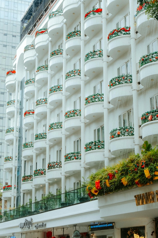 Khách sạn, ban công, tòa nhà, cờ đỏ, quốc kỳ, hotel, balcony, building, flag, national flag- HONG SON