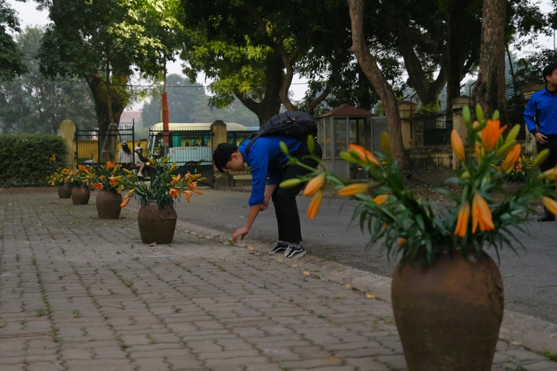 Tình nguyện viên,thắp hương, đốt nến, volunteers, light incense, burn candles- HONG SON 1