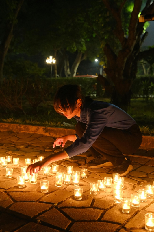 Tình nguyện viên,thắp hương, đốt nến, volunteers, light incense, burn candles- HONG SON 4