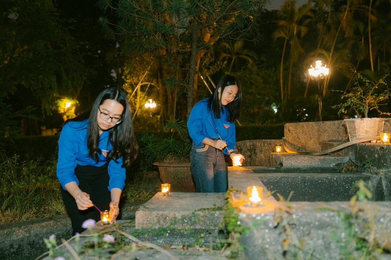Tình nguyện viên,thắp hương, đốt nến, volunteers, light incense, burn candles- HONG SON 6