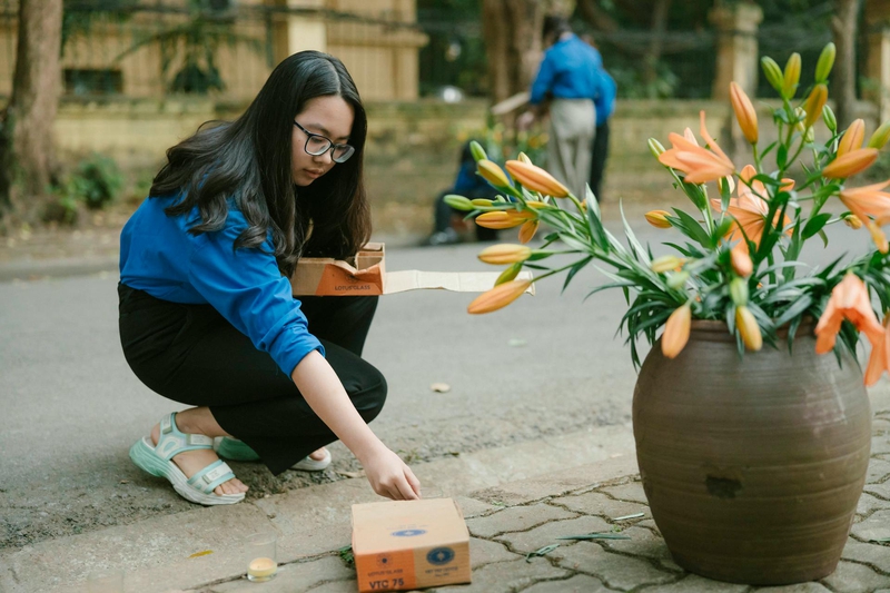 Tình nguyện viên,thắp hương, đốt nến, volunteers, light incense, burn candles- HONG SON 7