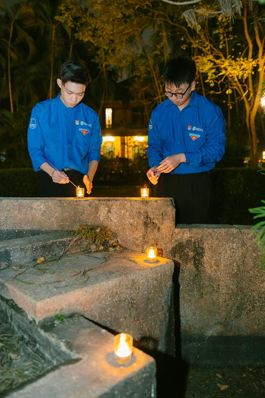 Tình nguyện viên,thắp hương, đốt nến, volunteers, light incense, burn candles- HONG SON 8