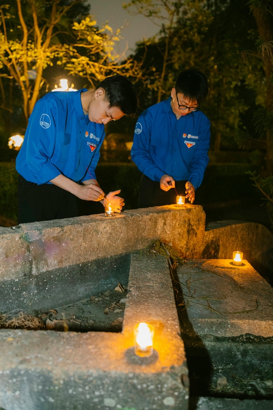Tình nguyện viên,thắp hương, đốt nến, volunteers, light incense, burn candles- HONG SON