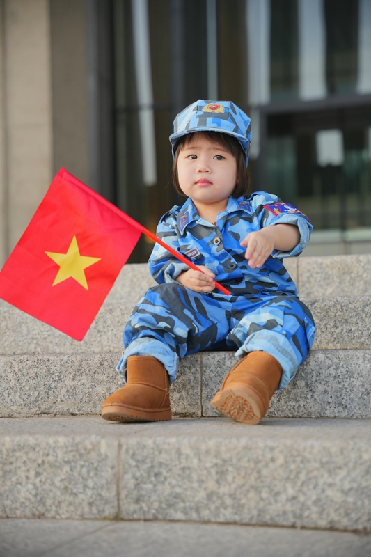 Em bé, trẻ em, kids, kid, baby, con gái, girl, quân đội, quân phục, lá cờ Việt Nam, lá cờ, Việt Nam - HONG SON 3
