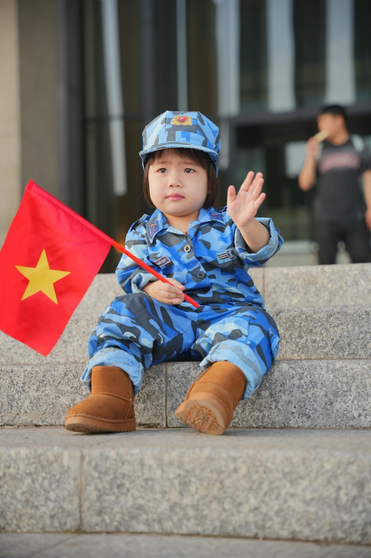 Em bé, trẻ em, kids, kid, baby, con gái, girl, quân đội, quân phục, lá cờ Việt Nam, lá cờ, Việt Nam - HONG SON 4