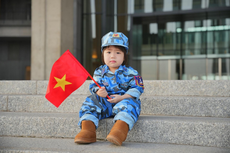 Em bé, trẻ em, kids, kid, baby, con gái, girl, quân đội, quân phục, lá cờ Việt Nam, lá cờ, Việt Nam - HONG SON 5