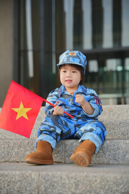 Em bé, trẻ em, kids, kid, baby, con gái, girl, quân đội, quân phục, lá cờ Việt Nam, lá cờ, Việt Nam - HONG SON 11