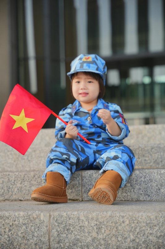 Em bé, trẻ em, kids, kid, baby, con gái, girl, quân đội, quân phục, lá cờ Việt Nam, lá cờ, Việt Nam - HONG SON 10