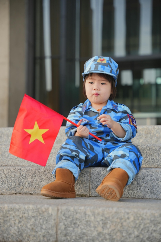 Em bé, trẻ em, kids, kid, baby, con gái, girl, quân đội, quân phục, lá cờ Việt Nam, lá cờ, Việt Nam - HONG SON 9