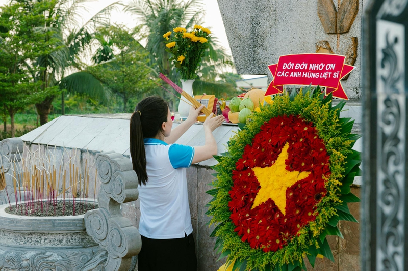 Tình nguyện viên,thắp hương, volunteers, light incense- HONG SON