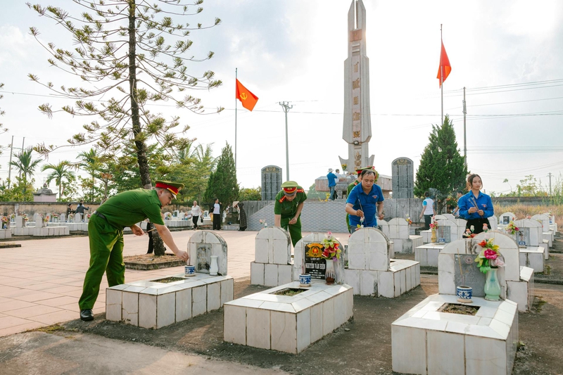 Tình nguyện viên,thắp hương, volunteers, light incense- HONG SON