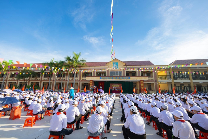 Lớp học, học sinh, chào cờ, trường học, classroom, students, flag salute, school- HONG SON 5