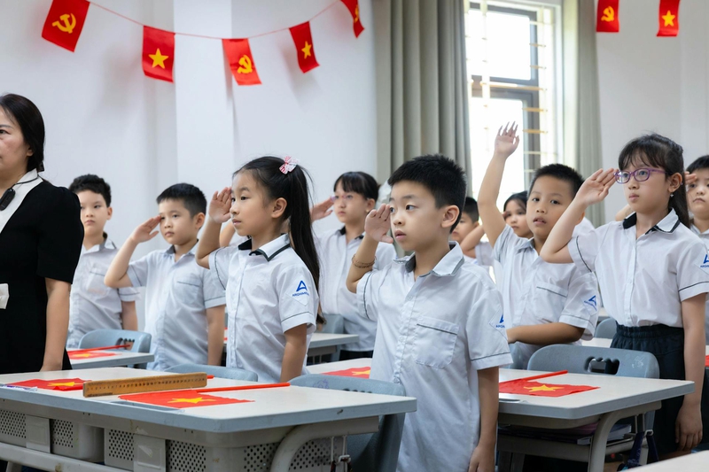 Lớp học, học sinh, chào cờ, trường học, classroom, students, flag salute, school- HONG SON