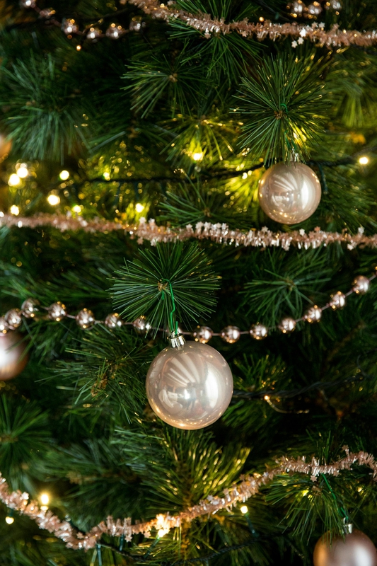 Giáng sinh, quả châu, trái châu, cây thông, hộp quà, gift, pine, xmas, christmas, noel, background, decor - Toni Cuenca