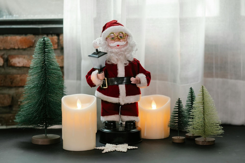 Ông già noel, hộp quà, nến, giáng sinh, cây thông, ông già, pine tree, noel, christmas- Laura James 1