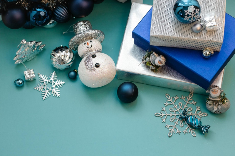 Quà, người tuyết, kẹo, trái châu, giáng sinh, trang trí, gift, decor, noel, christmas- Laura James