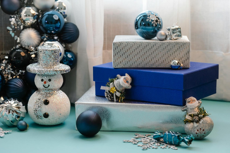 Quà, người tuyết, kẹo, trái châu, giáng sinh, trang trí, gift, decor, noel, christmas- Laura James 1