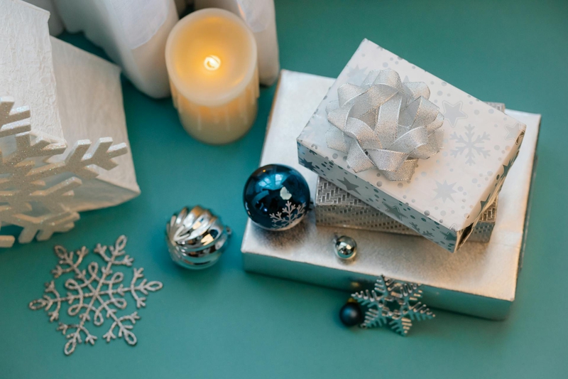 Quà, người tuyết, kẹo, trái châu, giáng sinh, trang trí, gift, decor, noel, christmas- Laura James 2