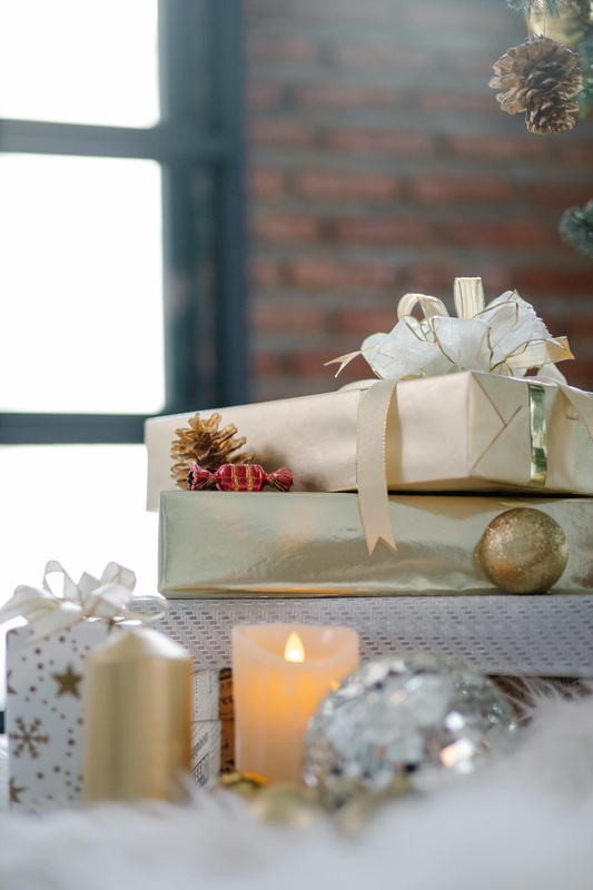 Quà, người tuyết, kẹo, trái châu, nến, giáng sinh, trang trí, gift, decor, noel, christmas- Laura James 1