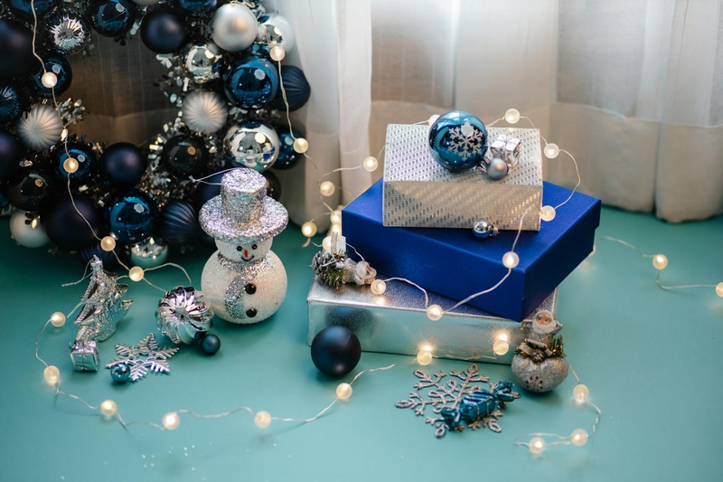 Quà, người tuyết, kẹo, trái châu, nến, giáng sinh, trang trí, gift, decor, noel, christmas- Laura James 2