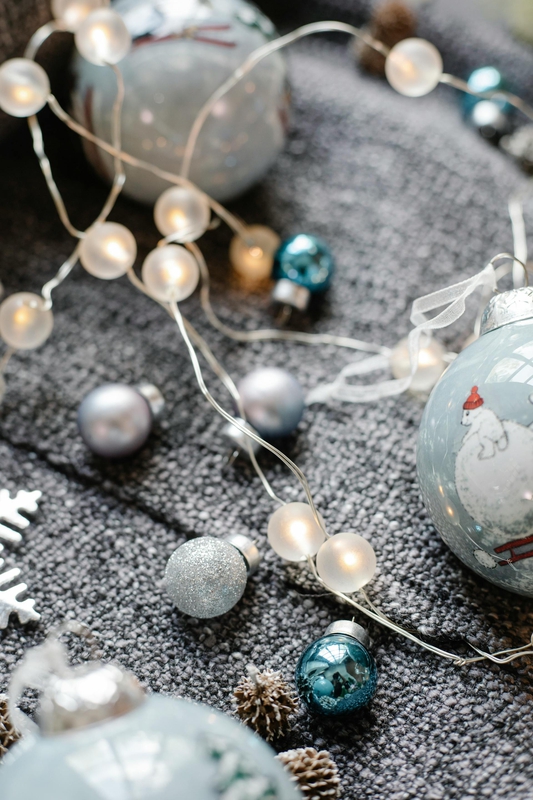 Người tuyết, đèn, giáng sinh, trang trí, cây thông, pine tree, decor, noel, christmas- Laura James 16